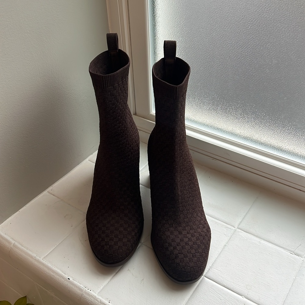 Vivaia Brown Square Heel Bootie. Round Toe. Size 40/US9. Water Repellent. - Picture 2 of 7